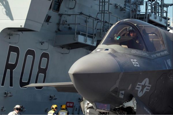 美海军陆战队F-35B隐身战机在英军“伊丽莎白女王”号航母上训练资料图。(美国防部官网)