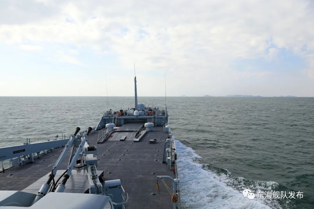 一场对海实弹射击考核正式拉开帷幕各舰艇立即进入战斗状态向目标海域