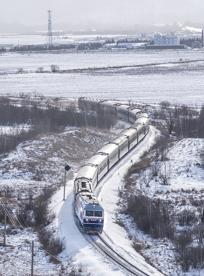 资料图,df11型准高速内燃机车牵引的绿皮火车.图片来源:视觉中国