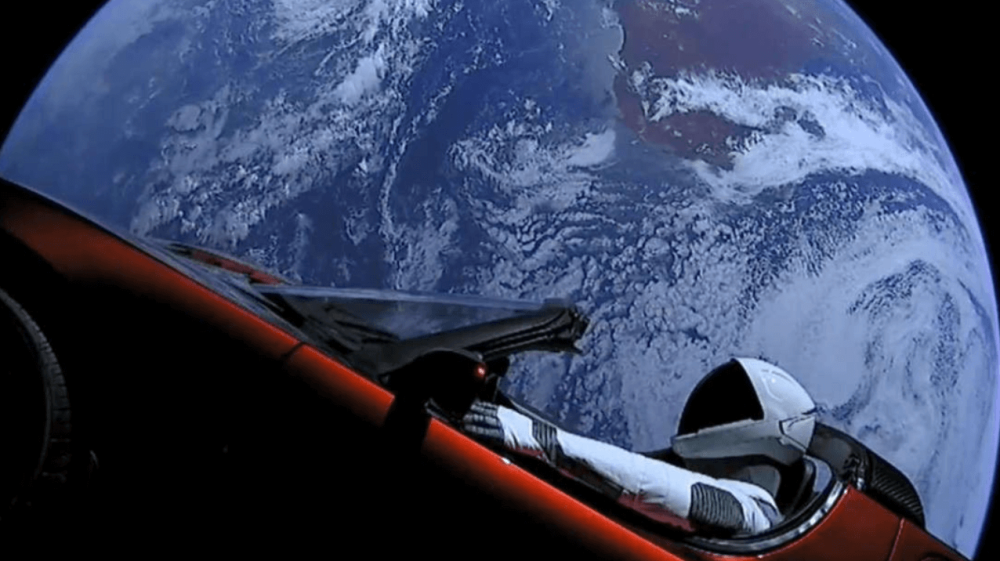 特斯拉跑车太空飞行的概念图