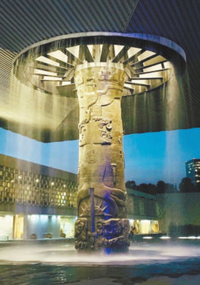 位于博物馆中央庭院的伞状喷泉.  资料图片