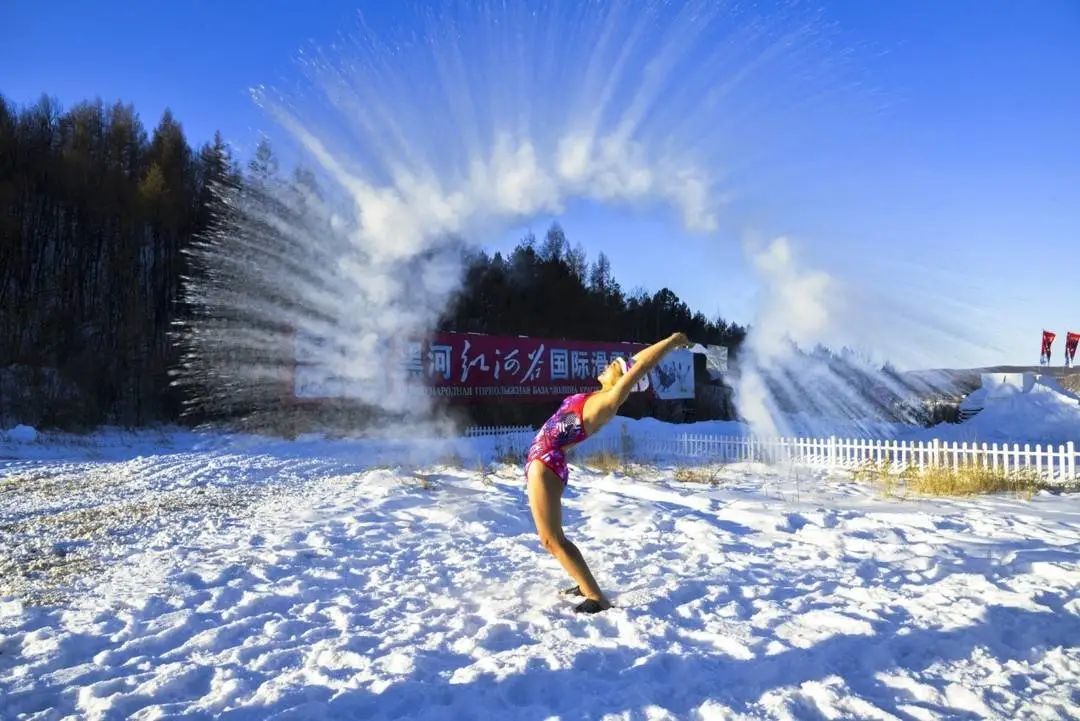 ▲黑河红河谷滑雪场“泼水成冰”