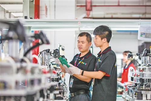 在位于广东省惠州市的TCL液晶产业园生产线上，工程师与技术人员正在讨论PCBA板问题。（资料图片）