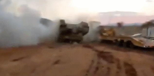 以色列军方一辆“梅卡瓦”坦克演习中翻车。（图源：中东媒体视频截图）