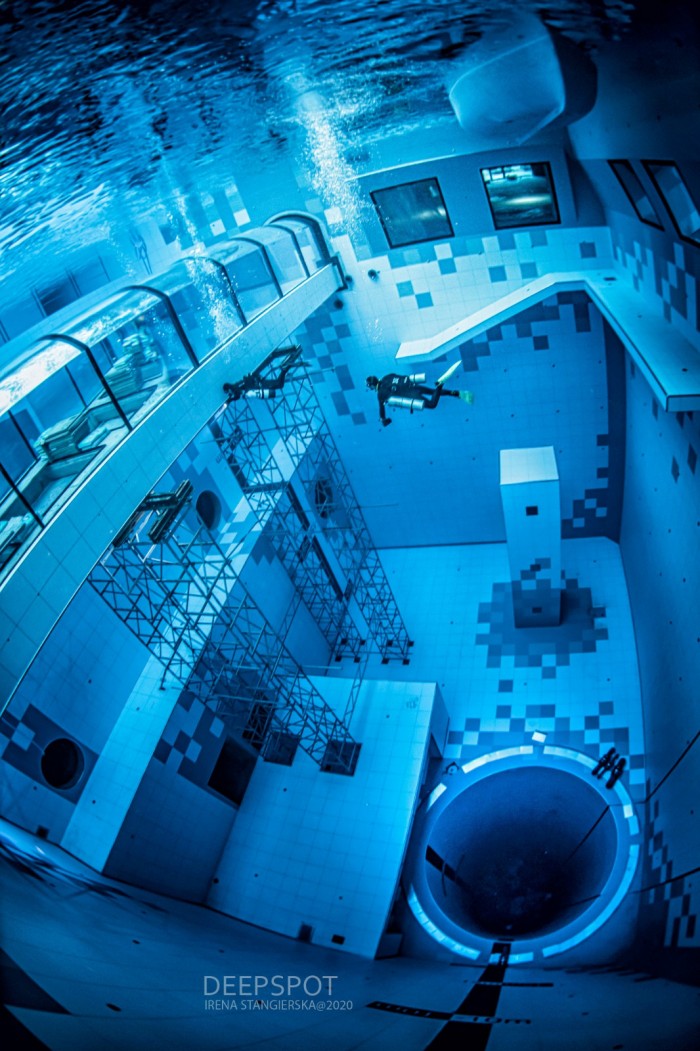 水深455米这个潜水泳池里有水下洞穴