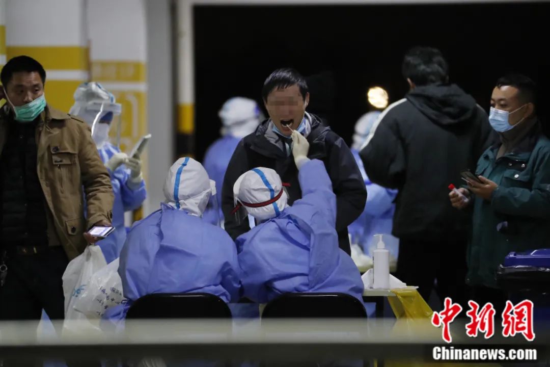 上海新增本地确诊2例浦东国际机场连夜组织集体核酸检测附多图