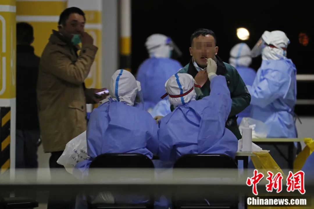 上海新增本地确诊2例浦东国际机场连夜组织集体核酸检测附多图