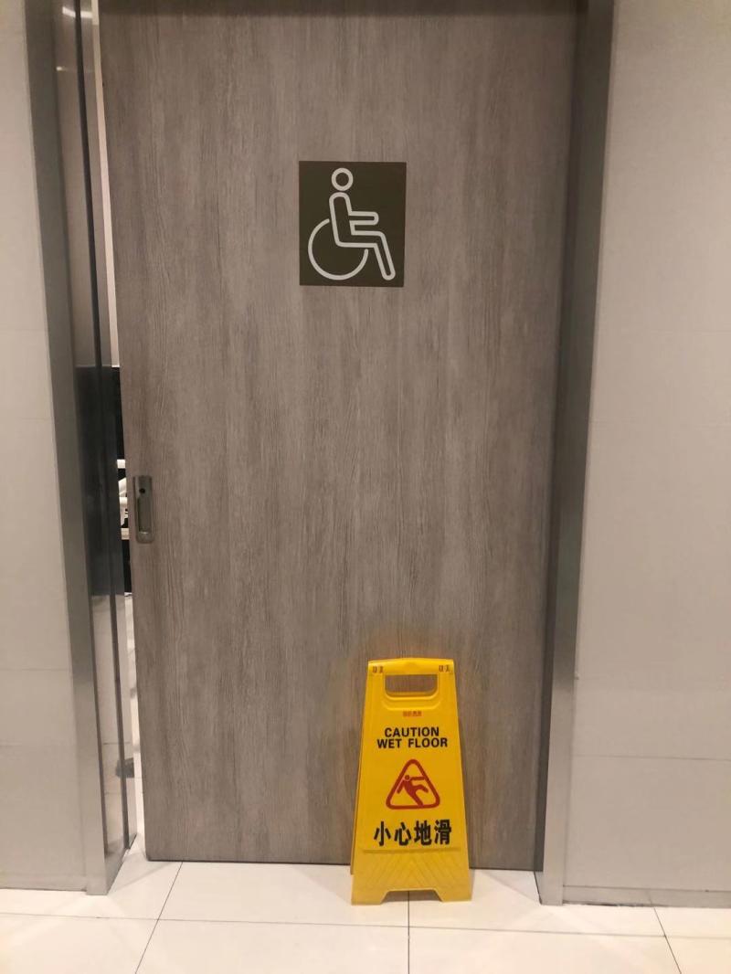 上海第三卫生间太少为啥有的上锁记者调查了外滩南京路虹桥火车站