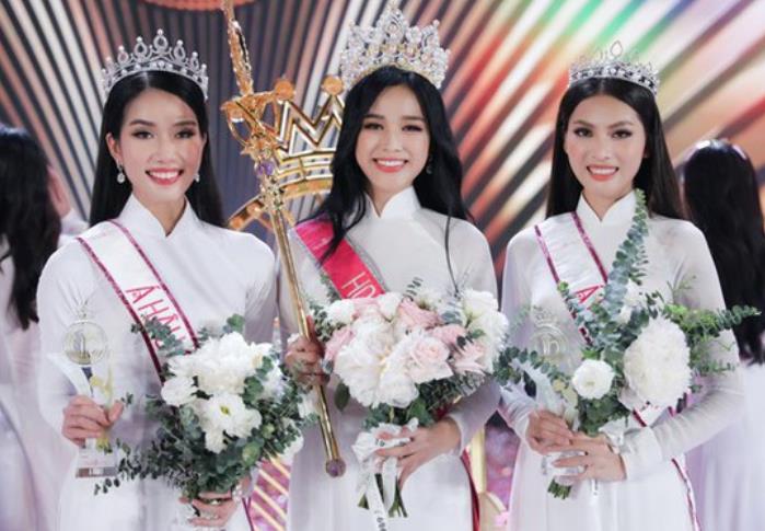 杜氏河（中间）夺得越南小姐选美大赛冠军。（图源：越南媒体）