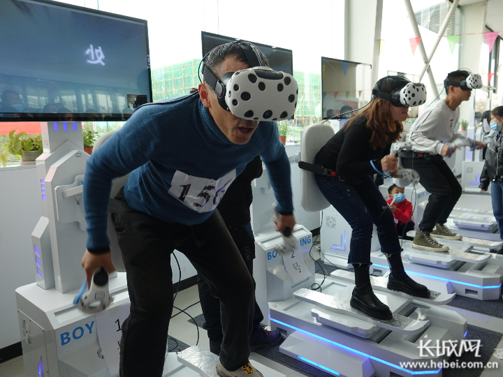 邢台市第二届冰雪运动会VR冰雪比赛现场。 长城网记者 魏亚慧 摄