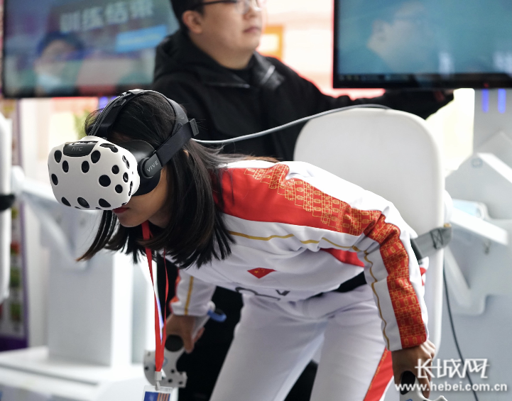 　　VR滑雪比赛活动现场。长城网记者 裴少非 摄