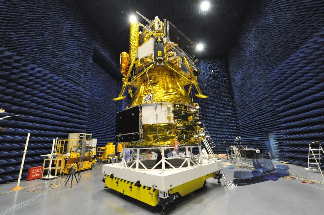 上图：嫦娥五号探测器。（图片来源：中国航天科技集团）