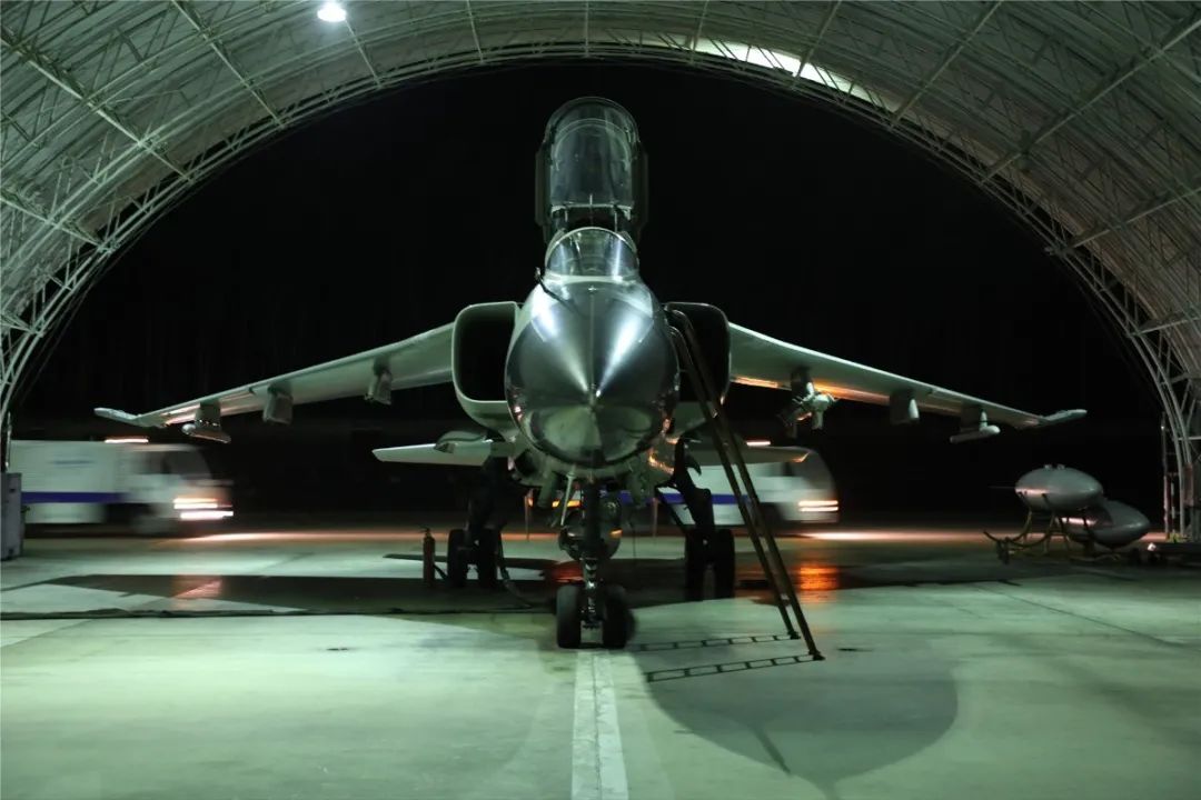 夜间飞行训练悄然展开一场实战背景下的航空兵某旅夜色如墨 战机轰鸣