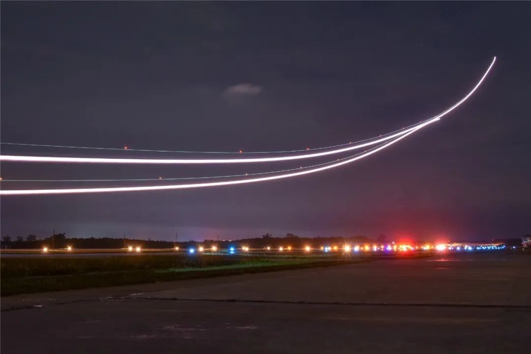 深夜他们在空中划出制胜的绚丽航迹