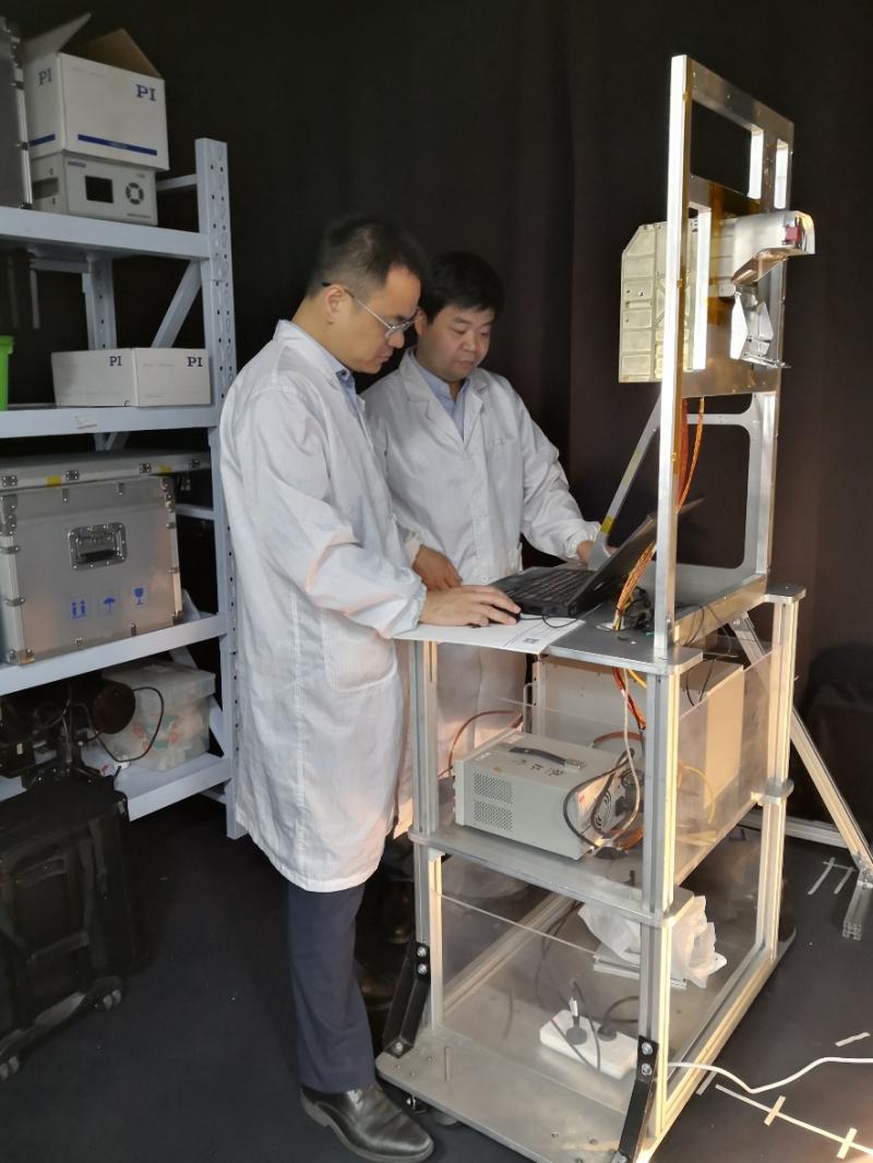 科研人员调试月球矿物光谱分析仪