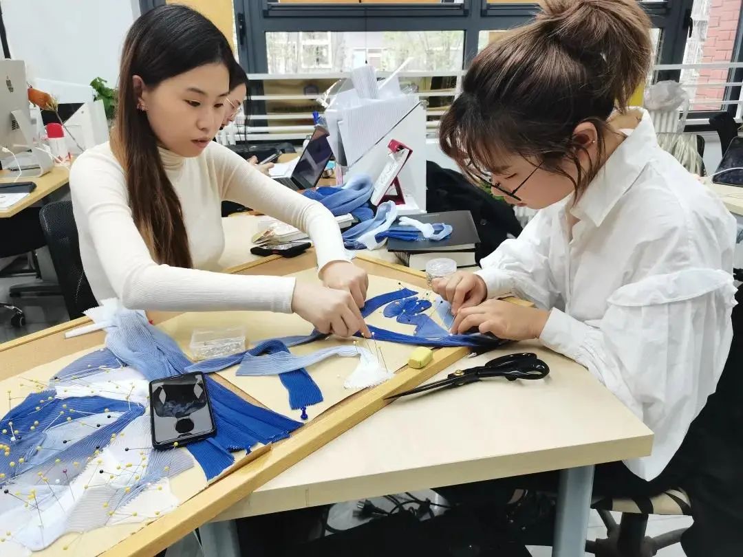 设计师赵雅捷在赶制服装