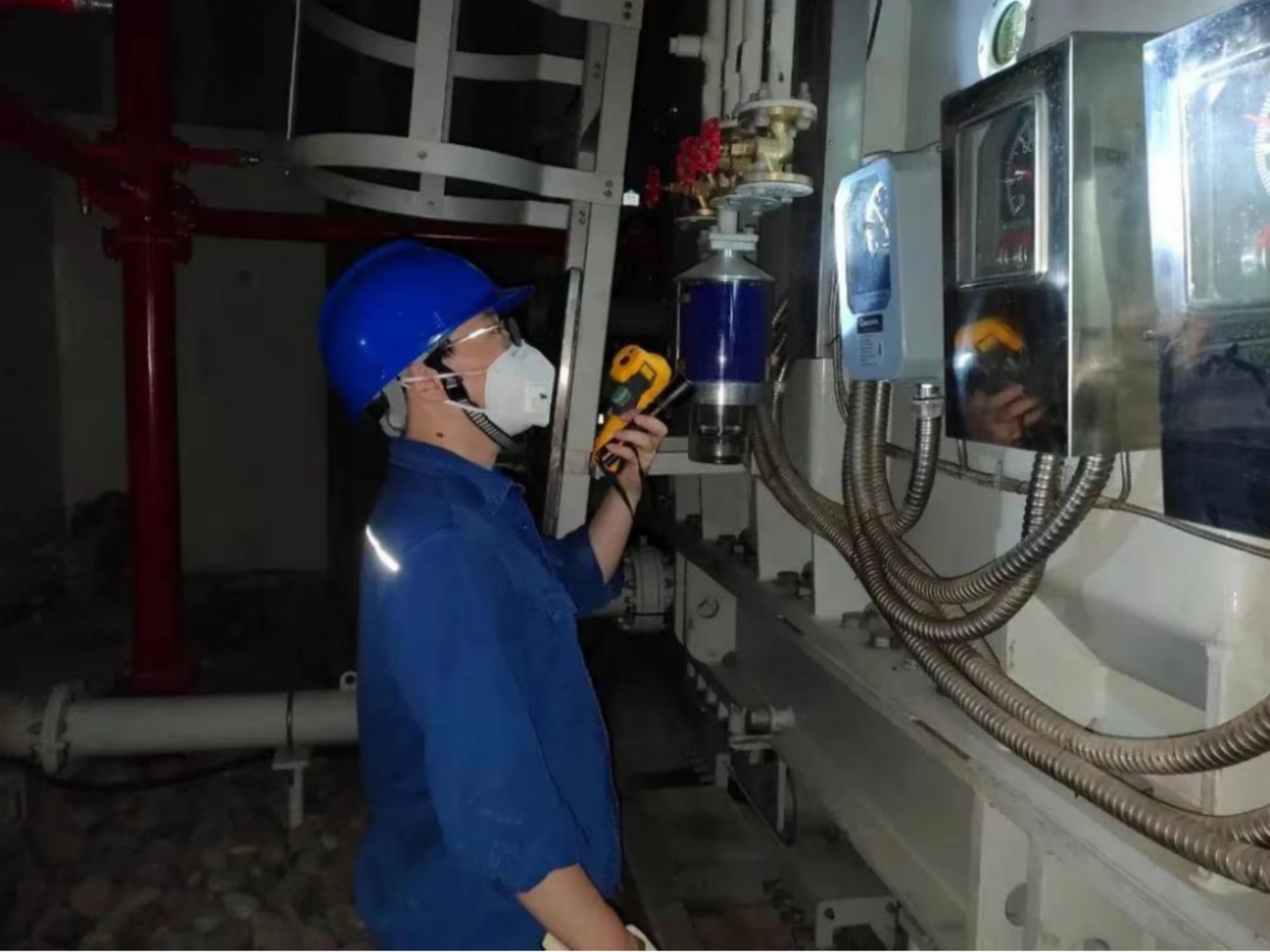 乌东德电厂发电分部员工在凌晨时分巡检.长江电力供图