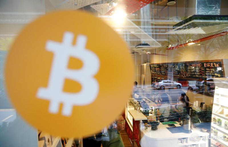 比特币逼近历史高点之际，有投资者认为明年上10万美元不是梦