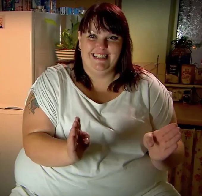 在营养专家指导下交换他们的食物和生活习惯,158公斤的肥女helen和40