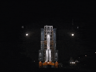 长征五号运载火箭奔向苍穹