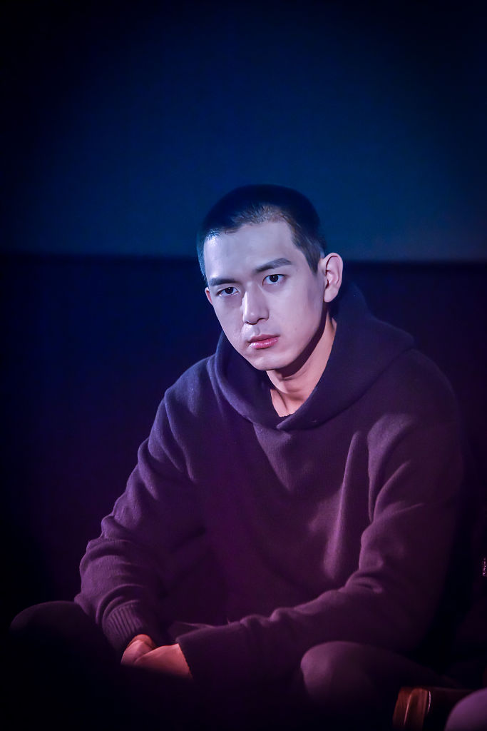 李现全新板寸造型上线气质冷峻直视镜头眼神撩人帅翻天