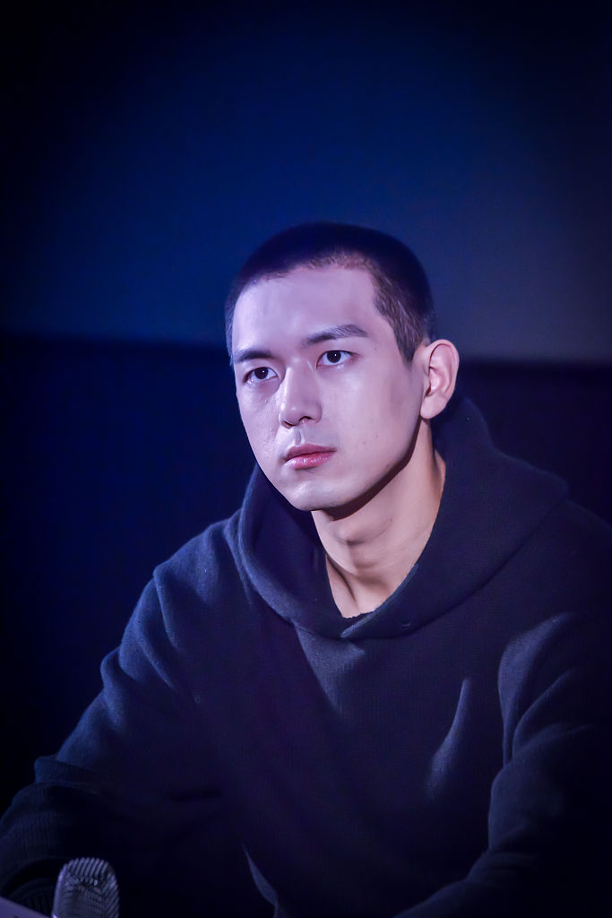 李现全新板寸造型上线气质冷峻直视镜头眼神撩人帅翻天