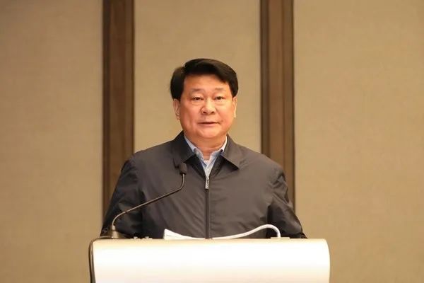 中国消防协会秘书长曹忙根宣读成立批复文件陈伟明会长,宋学锋校长