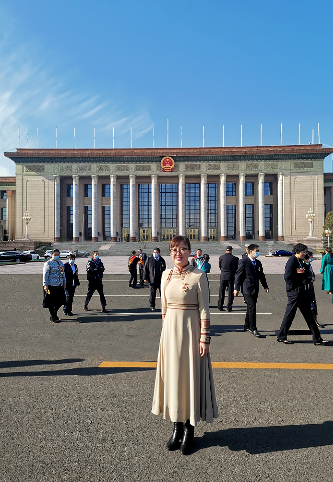 孟根花参加全国劳动模范和先进工作者表彰大会