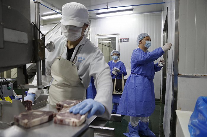 工作人员对进口食品生产加工场所进行采样.(图片来源:视觉中国)