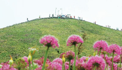 图为贵州省毕节市大韭菜坪景区，游客从智慧旅游设备下经过。　　韩贤普摄（人民视觉）