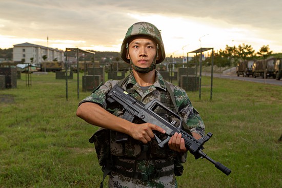 从北大毕业后，韩博宇参军入伍，今年9月成功考上中国人民解放军战略支援部队信息工程大学。“我喜欢部队的生活。”他说。吉小平 摄