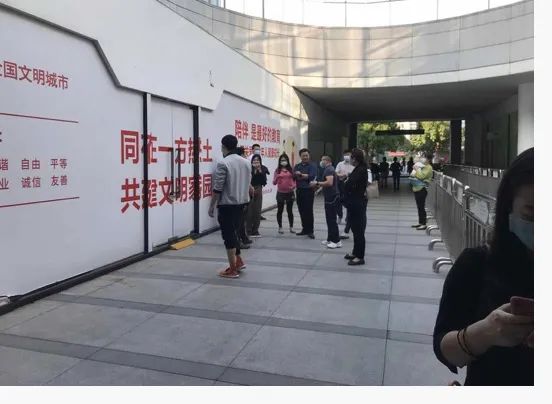 等在场外的购房者 图片来源:镁编摄