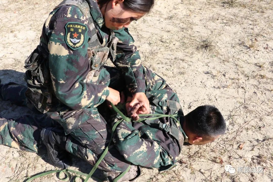 生剥蛇跳火障pk男兵特战玫瑰的训练画风你想看吗