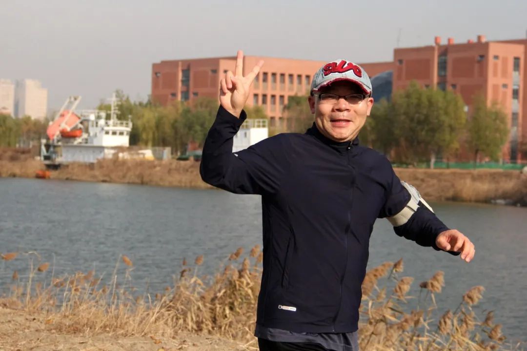 校领导刘东志,杜长有,郑清春,魏东,张继东,陈胜勇与1000余名教职员工