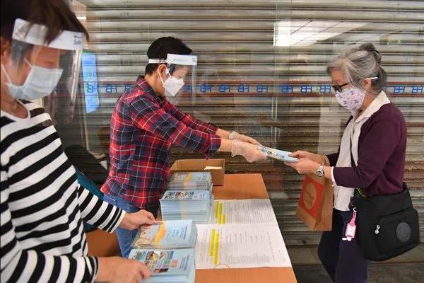 △香港市民在民政咨询中心外索取施政报告单张（图源：香港特区政府新闻网）