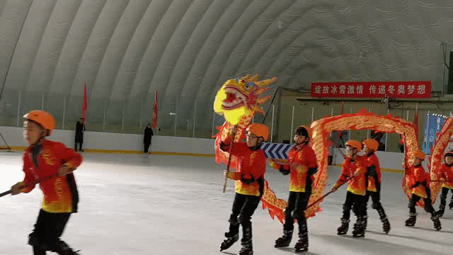 冰上舞龙表演。长城网记者 高祎男 摄