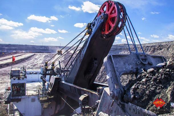 图为wk-35电铲正在剥离生产作业