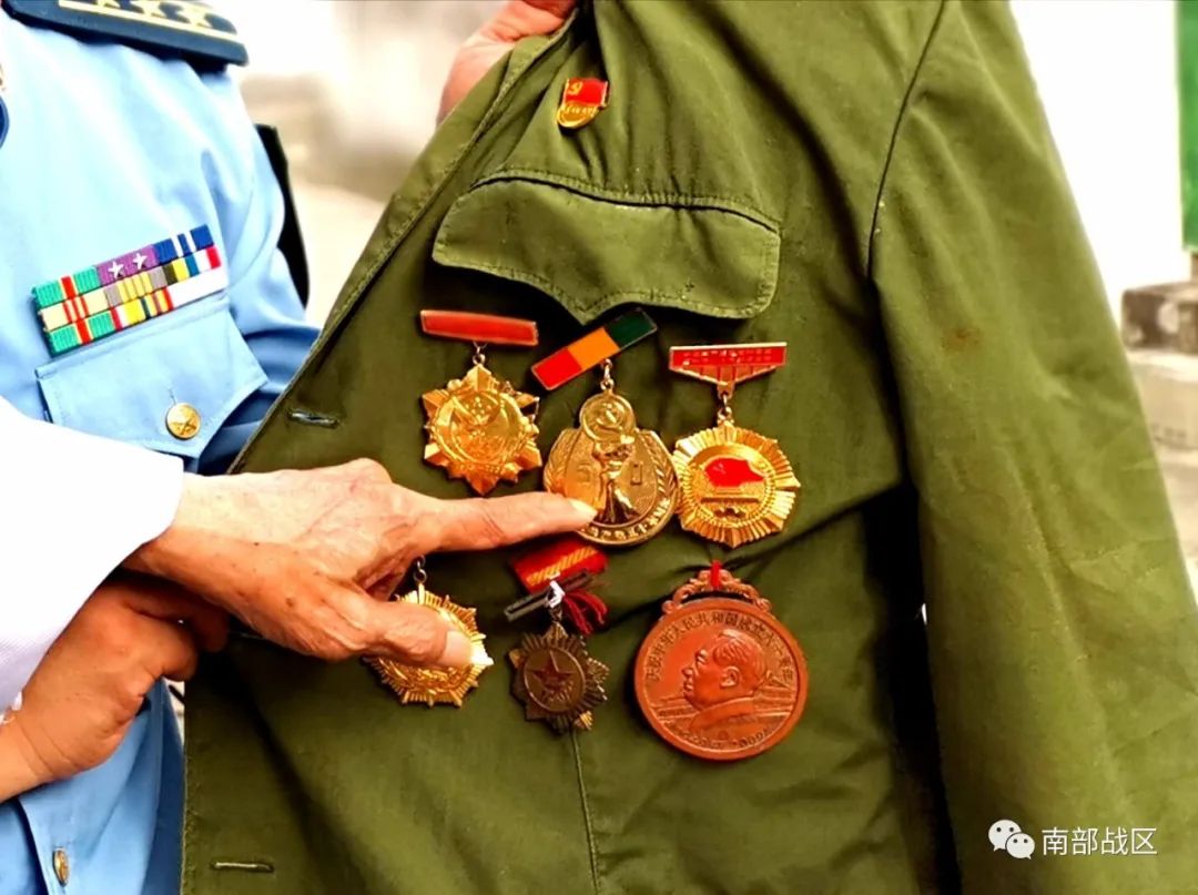 吴文南老前辈军装上的军功章