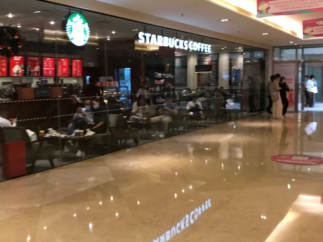 等在星巴克的购房者 图片来源:镁编摄