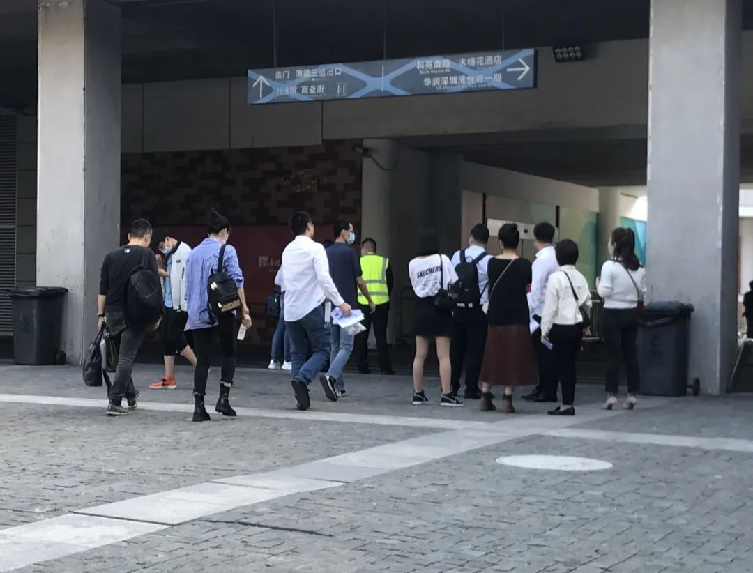 等在场外的购房者 图片来源:镁编摄