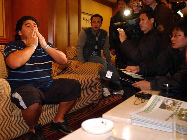 马拉多纳的“中国情缘”。这是2003年11月13日，马拉多纳（左）抵达北京开始他的“中国之行”。这是他在抵达机场后接受媒体采访。新华社记者 戚恒 摄