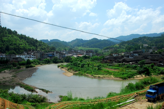 上图为沙溪村旧貌,下图为集旅游休闲产业为一体的沙溪村新貌.