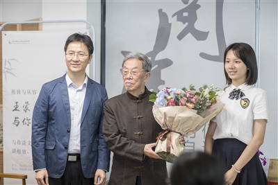 华附校长和学生向王蒙献花。广州日报全媒体记者庄小龙摄