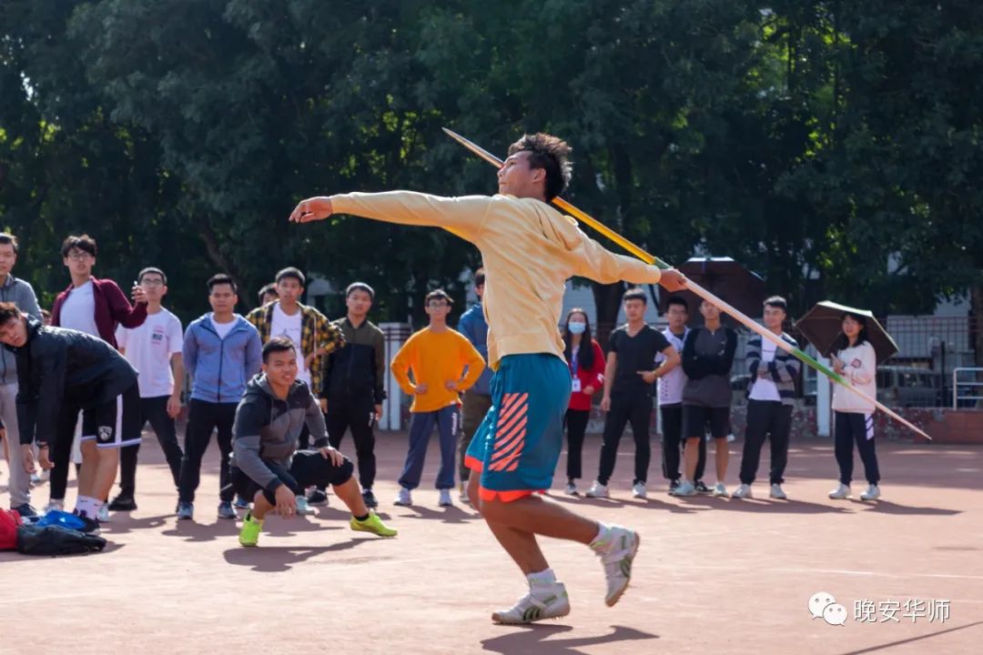 期两天的赛事计算机学院老师崔朝晖参加了趣味运动会的"再创新高"项目