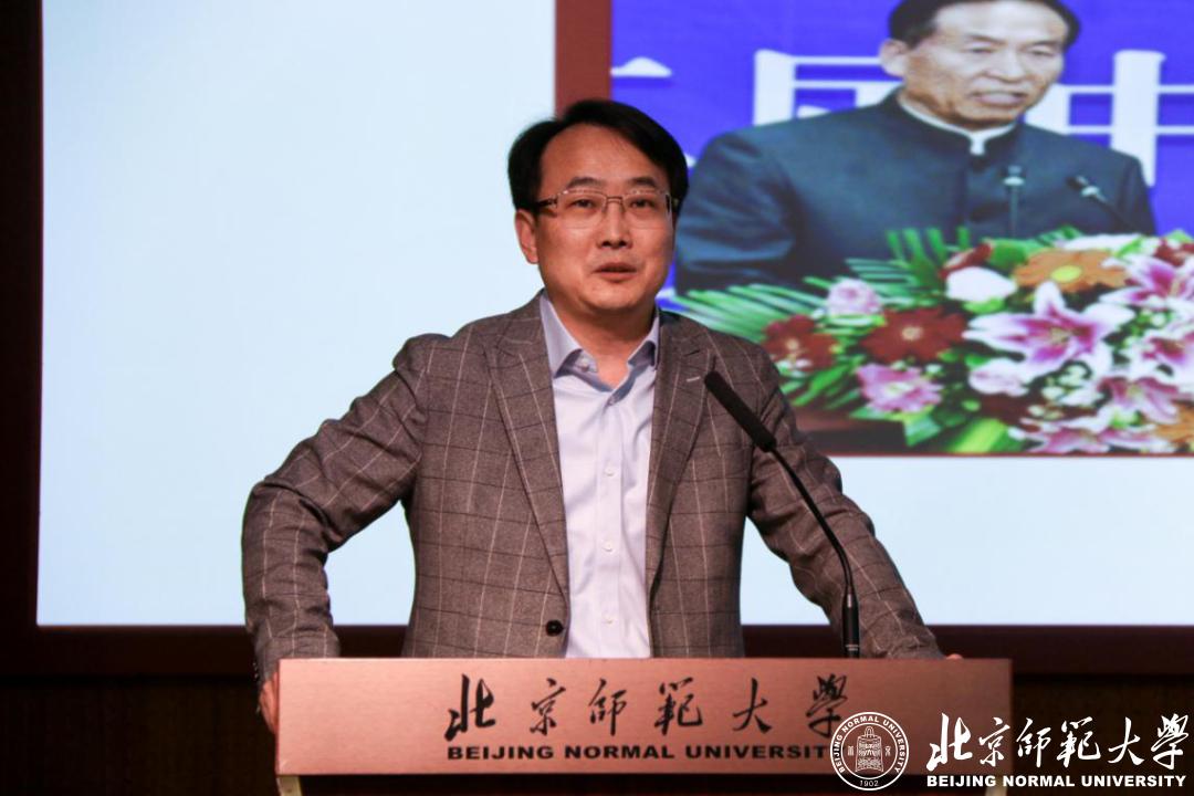新闻传播学院教授,互联网研究院院长李韬主持讲座