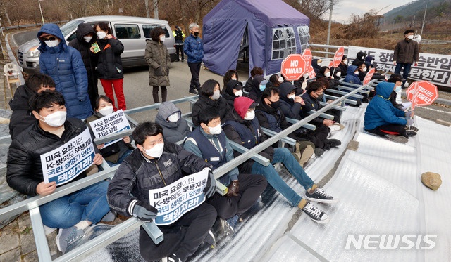 11月27日,韩国民众建成人墙,阻止向萨德基地运物资。(纽西斯通讯社)