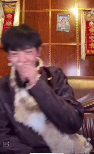 直播中害羞的丁真。直播截图