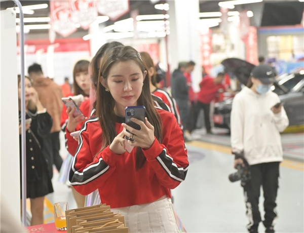 网红达人探店现场