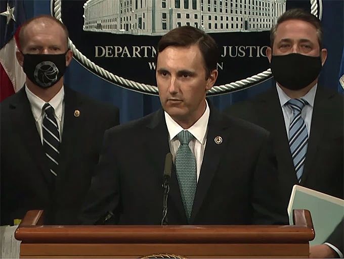 △美国司法部代理副部长兼刑事司司长拉比特（中）