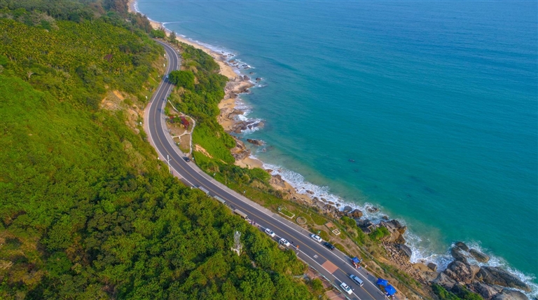 万宁石梅湾至大花角滨海旅游公路。海南日报记者 张茂 摄